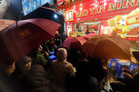 Người Hà Nội đội mưa rét, xếp hàng từ sớm chờ mua vàng Ngày Vía Thần Tài