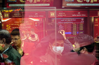 Người Hà Nội đội mưa rét, xếp hàng từ sớm chờ mua vàng Ngày Vía Thần Tài