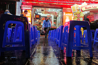 Người Hà Nội đội mưa rét, xếp hàng từ sớm chờ mua vàng Ngày Vía Thần Tài