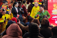 Người Hà Nội đội mưa rét, xếp hàng từ sớm chờ mua vàng Ngày Vía Thần Tài