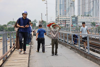 Lỗ thủng lớn nguy hiểm vừa xuất hiện trên cầu Long Biên, đã được khắc phục tạm thời