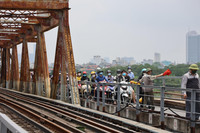 Lỗ thủng lớn nguy hiểm vừa xuất hiện trên cầu Long Biên, đã được khắc phục tạm thời