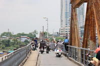 Lỗ thủng lớn nguy hiểm vừa xuất hiện trên cầu Long Biên, đã được khắc phục tạm thời