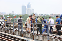 Lỗ thủng lớn nguy hiểm vừa xuất hiện trên cầu Long Biên, đã được khắc phục tạm thời