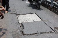 Lỗ thủng lớn nguy hiểm vừa xuất hiện trên cầu Long Biên, đã được khắc phục tạm thời