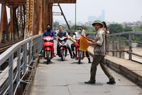 Lỗ thủng lớn nguy hiểm vừa xuất hiện trên cầu Long Biên, đã được khắc phục tạm thời