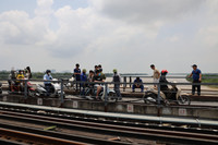 Lỗ thủng lớn nguy hiểm vừa xuất hiện trên cầu Long Biên, đã được khắc phục tạm thời