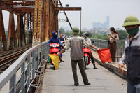 Lỗ thủng lớn nguy hiểm vừa xuất hiện trên cầu Long Biên, đã được khắc phục tạm thời