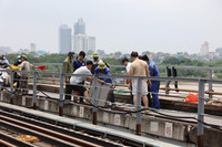 Lỗ thủng lớn nguy hiểm vừa xuất hiện trên cầu Long Biên, đã được khắc phục tạm thời