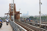 Lỗ thủng lớn nguy hiểm vừa xuất hiện trên cầu Long Biên, đã được khắc phục tạm thời