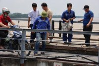 Lỗ thủng lớn nguy hiểm vừa xuất hiện trên cầu Long Biên, đã được khắc phục tạm thời