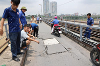 Lỗ thủng lớn nguy hiểm vừa xuất hiện trên cầu Long Biên, đã được khắc phục tạm thời