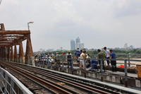 Lỗ thủng lớn nguy hiểm vừa xuất hiện trên cầu Long Biên, đã được khắc phục tạm thời