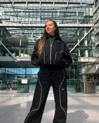 Ngắm cô giáo sexy dạy yoga cho các tuyển thủ Anh