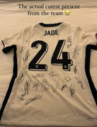 Ngắm cô giáo sexy dạy yoga cho các tuyển thủ Anh