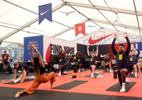 Ngắm cô giáo sexy dạy yoga cho các tuyển thủ Anh