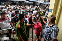  [ẢNH] Nghìn người chen chân đi lễ Phủ Tây Hồ, nhiều trường hợp không đeo khẩu trang