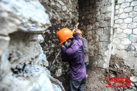 [ẢNH] Xem công nhân đục thông vòm cầu trăm năm tuổi trên phố Phùng Hưng