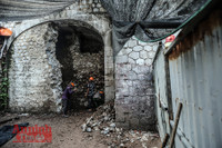 [ẢNH] Xem công nhân đục thông vòm cầu trăm năm tuổi trên phố Phùng Hưng