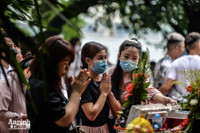  [ẢNH] Nghìn người chen chân đi lễ Phủ Tây Hồ, nhiều trường hợp không đeo khẩu trang