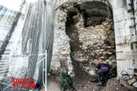 [ẢNH] Xem công nhân đục thông vòm cầu trăm năm tuổi trên phố Phùng Hưng