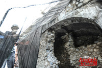 [ẢNH] Xem công nhân đục thông vòm cầu trăm năm tuổi trên phố Phùng Hưng