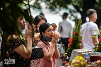  [ẢNH] Nghìn người chen chân đi lễ Phủ Tây Hồ, nhiều trường hợp không đeo khẩu trang