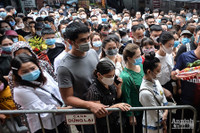  [ẢNH] Nghìn người chen chân đi lễ Phủ Tây Hồ, nhiều trường hợp không đeo khẩu trang