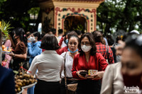  [ẢNH] Nghìn người chen chân đi lễ Phủ Tây Hồ, nhiều trường hợp không đeo khẩu trang