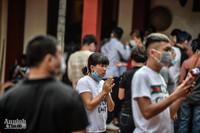  [ẢNH] Nghìn người chen chân đi lễ Phủ Tây Hồ, nhiều trường hợp không đeo khẩu trang