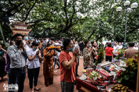  [ẢNH] Nghìn người chen chân đi lễ Phủ Tây Hồ, nhiều trường hợp không đeo khẩu trang