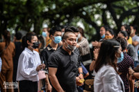  [ẢNH] Nghìn người chen chân đi lễ Phủ Tây Hồ, nhiều trường hợp không đeo khẩu trang