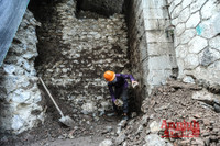 [ẢNH] Xem công nhân đục thông vòm cầu trăm năm tuổi trên phố Phùng Hưng