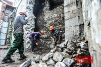 [ẢNH] Xem công nhân đục thông vòm cầu trăm năm tuổi trên phố Phùng Hưng