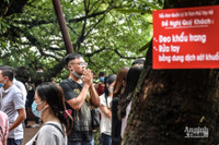  [ẢNH] Nghìn người chen chân đi lễ Phủ Tây Hồ, nhiều trường hợp không đeo khẩu trang