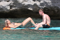 Sao tuyển Anh nghỉ hè cùng 'chân dài' lạ mặt trên biển