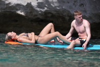 Sao tuyển Anh nghỉ hè cùng 'chân dài' lạ mặt trên biển