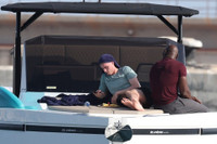 Sao tuyển Anh nghỉ hè cùng 'chân dài' lạ mặt trên biển