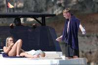 Sao tuyển Anh nghỉ hè cùng 'chân dài' lạ mặt trên biển