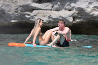 Sao tuyển Anh nghỉ hè cùng 'chân dài' lạ mặt trên biển