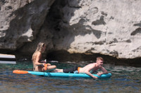 Sao tuyển Anh nghỉ hè cùng 'chân dài' lạ mặt trên biển