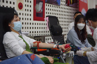 Ấn tượng hình ảnh thanh niên Công an Thủ đô rạng rỡ khi hiến máu phục vụ bệnh nhân ngày sát Tết