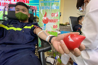 Ấn tượng hình ảnh thanh niên Công an Thủ đô rạng rỡ khi hiến máu phục vụ bệnh nhân ngày sát Tết