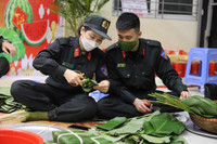 Thanh niên Công an Thủ đô gói bánh chưng, mang xuân đến với các gia đình khó khăn
