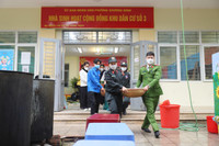 Thanh niên Công an Thủ đô gói bánh chưng, mang xuân đến với các gia đình khó khăn