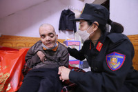 Thanh niên Công an Thủ đô gói bánh chưng, mang xuân đến với các gia đình khó khăn