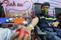 Ấn tượng hình ảnh thanh niên Công an Thủ đô rạng rỡ khi hiến máu phục vụ bệnh nhân ngày sát Tết