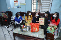 Thanh niên Công an Thủ đô gói bánh chưng, mang xuân đến với các gia đình khó khăn