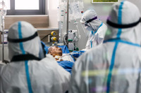 Những hình ảnh đặc biệt về nơi đang giành giật sự sống cho bệnh nhân Covid-19 nặng ở Hà Nội