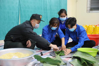 Thanh niên Công an Thủ đô gói bánh chưng, mang xuân đến với các gia đình khó khăn